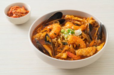 Jjamppong - Kore Deniz Ürünleri Erişte Çorbası - Kore yemek tarzı