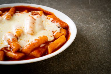 Peynirli Kore soslu Kore pirinç keki, peynirli Peynirli Tokpokki, Peynirli Tteokbokki - Kore yemeği tarzı