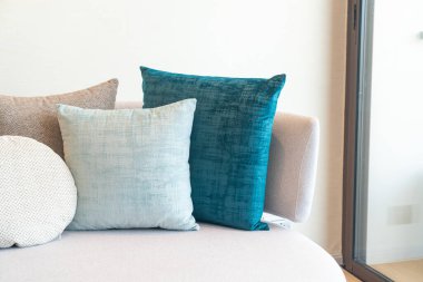 Kanepede güzel, rahat yastıklar.