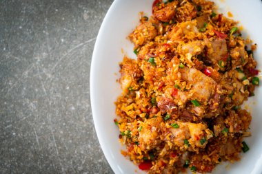 Kızarmış, kıtır kıtır, tuzlu ve acılı domuz eti. Asya usulü.