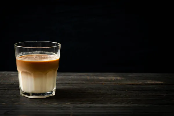 Segelas Kopi Latte Kopi Dengan Susu Latar Belakang Kayu — Stok Foto