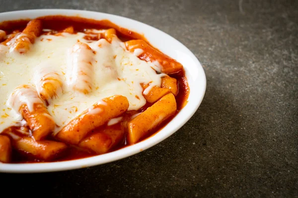 Peynirli Kore soslu Kore pirinç keki, peynirli Peynirli Tokpokki, Peynirli Tteokbokki - Kore yemeği tarzı