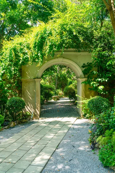 Bahçede ağaç süslemeli kemer.