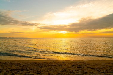 Günbatımında alacakaranlık gökyüzü olan güzel tropikal plaj ve deniz