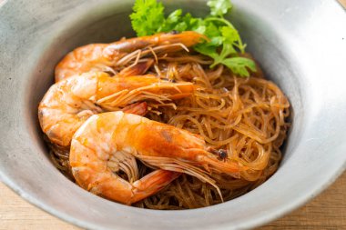 Güveçte veya fırında karides ve cam erişte veya vermicelli karides.