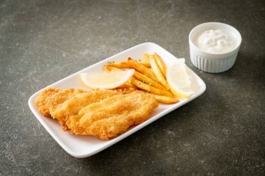 balık ve patates kızartması - kızarmış balık fileto patates cipsi ve limonlu beyaz tabak
