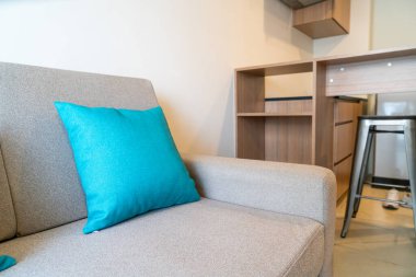 Oturma odasındaki koltukta rahat yastıklar.