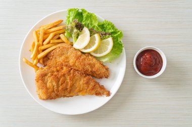 Patates cipsli ev yapımı sosisli Schnitzel, patates kızartmalı kızarmış tavuk, Avrupa yemeği tarzı.
