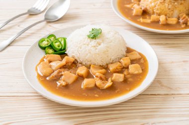 Kahverengi soslu tavuk mu yoksa pirinç soslu sos mu? Asya tarzı.