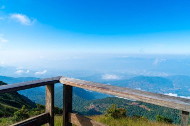 Tayland, Chiang Mai 'deki Kew Mae Pan Doğa Yolu' nda bulutlu ve mavi gökyüzü olan güzel bir dağ tabakası.