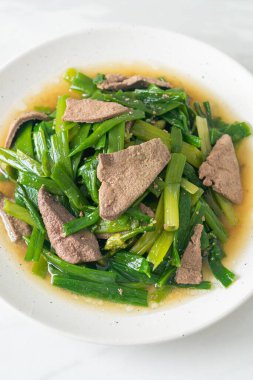 Domuz ciğeri ile karıştırılmış soğan kökü - Asya usulü.