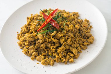 Sarı köri ezmesiyle kızartılmış domuz eti Kua Kling, Tayland 'ın geleneksel yemeklerinden biridir.