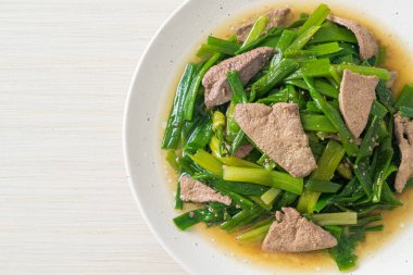 Domuz ciğeri ile karıştırılmış soğan kökü - Asya usulü.