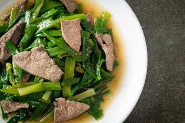 Domuz ciğeri ile karıştırılmış soğan kökü - Asya usulü.