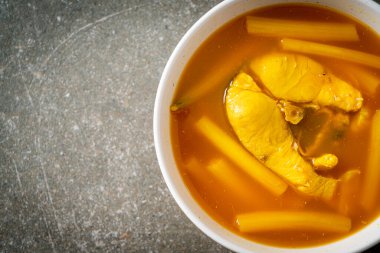 Nilüfer saplı ve balıklı ekşi çorba - Tayland güneyin geleneksel yemek tarzı