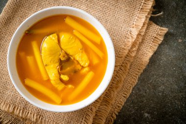 Nilüfer saplı ve balıklı ekşi çorba - Tayland güneyin geleneksel yemek tarzı