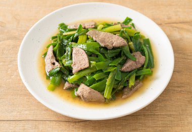 Domuz ciğeri ile karıştırılmış soğan kökü - Asya usulü.