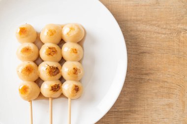 Mitarashi dango. Japon usulü soya soslu hamur tatlısı.