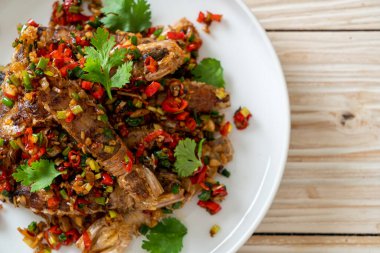 Kızarmış Mantid Karidesi ya da Acılı ve Tuzlu Kerevit Deniz Ürünleri Stili