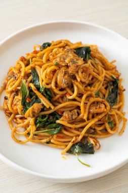 Kızarmış spagettiyi midye ve biber ezmesiyle karıştır - Füzyon yemek stili