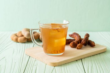 Lezzetli tatlı içecek demirhindi suyu ve buz küpü - sağlıklı içecek tarzı