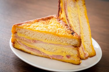 Beyaz tabakta ev yapımı jambonlu peynir.