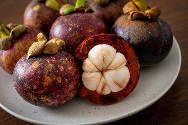 Taze taze mangosteen meyveleri beyaz tabakta