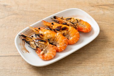 Izgara nehir karidesi ya da karides - deniz ürünleri tarzı