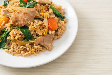 Beyaz tabakta domuz etli ev yapımı pilav.