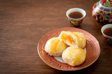 Çin pastası ay pastası ve tuzlu yumurta fıstığı ya da fındıklı börek ve tuzlu yumurta Asya yemeği.
