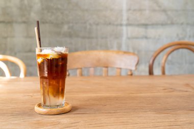 Kahve dükkanında hindistancevizi suyu ve espresso kahvesi.