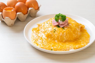 Pirinçli kremalı omlet veya jambonlu pilav ve yumuşak omlet.