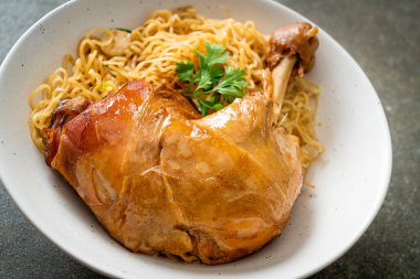 Kurutulmuş erişte ve haşlanmış tavuk kasesi. Asya usulü.