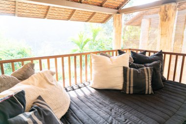 Yastık süslemesi balkondaki kanepede.