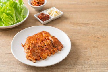 Kore usulü salamura edilmiş domuz eti sosu. Sebze ve kimchi ile birlikte. Kore usulü.