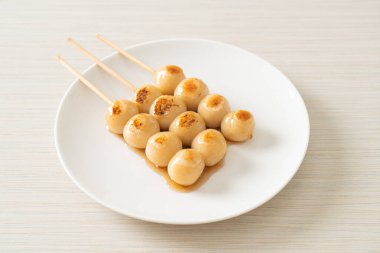 Mitarashi dango. Japon usulü soya soslu hamur tatlısı.