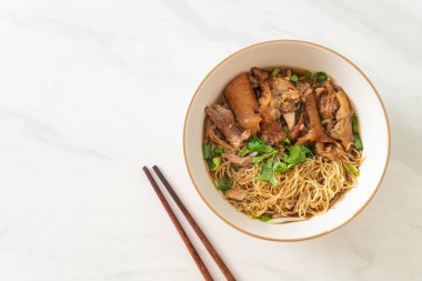 Kahverengi çorbada domuz budu çorbası, Asya yemeği tarzı.