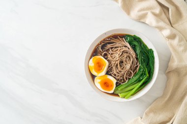 Yumurta ve sebzeli ramen eriştesi. Vejetaryen ya da vejetaryen yemek tarzı.