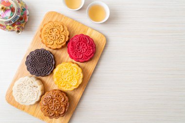Ahşap tabakta karışık aromalı renkli Çin ay pastası