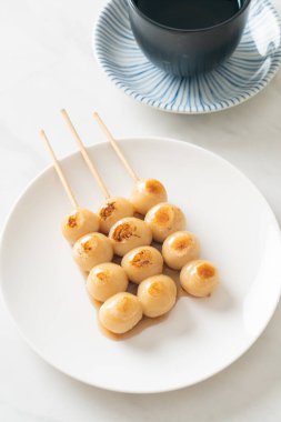 Mitarashi dango. Japon usulü soya soslu hamur tatlısı.