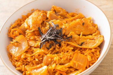Kore usulü domuz dilimlenmiş kimchi pilavı.