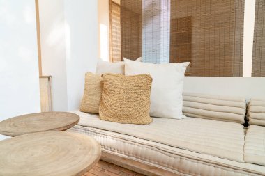 Güzel ve rahat yastıklar kanepede süslenir.