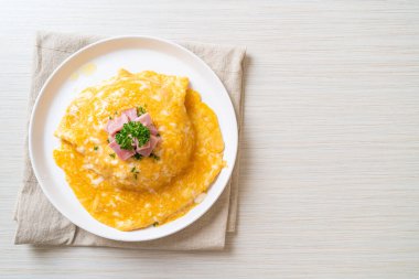 Pirinçli kremalı omlet veya jambonlu pilav ve yumuşak omlet.