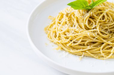 pesto spagetti makarnası - vejetaryen yemeği ve İtalyan yemeği tarzı