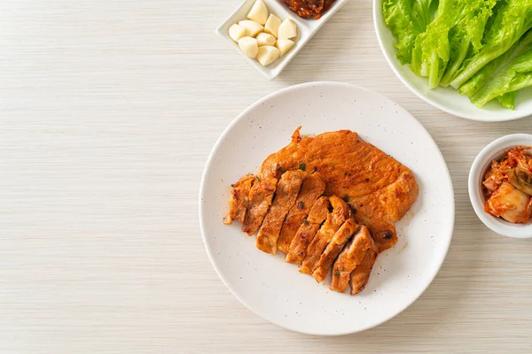 韩国风格的烤猪肉腌制韩国式Kochujang酱汁 蔬菜和泡菜 韩式食品 — 图库照片