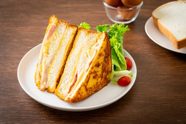 Queijo Presunto Sanduíche Caseiro Com Salada Prato Branco — Fotografia de Stock