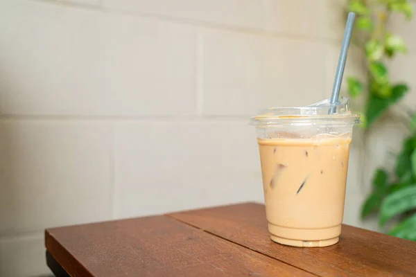 Kopi Latte Dalam Mengambil Kayu Kaca Atas Meja — Stok Foto