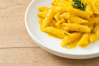 Balkabaklı, kremalı ve biberiyeli makarna.