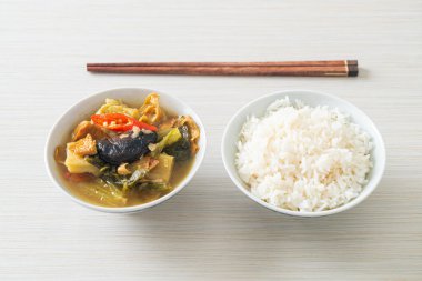 haşlanmış lahana turşusu ve acı kabak çorbası - Asya ve vegan ve vejetaryen yemek tarzı