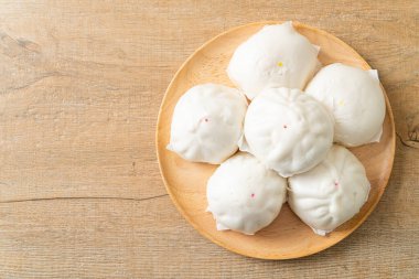 Tahta tabakta buğulanmış çörek Çin yemeği tarzı.
